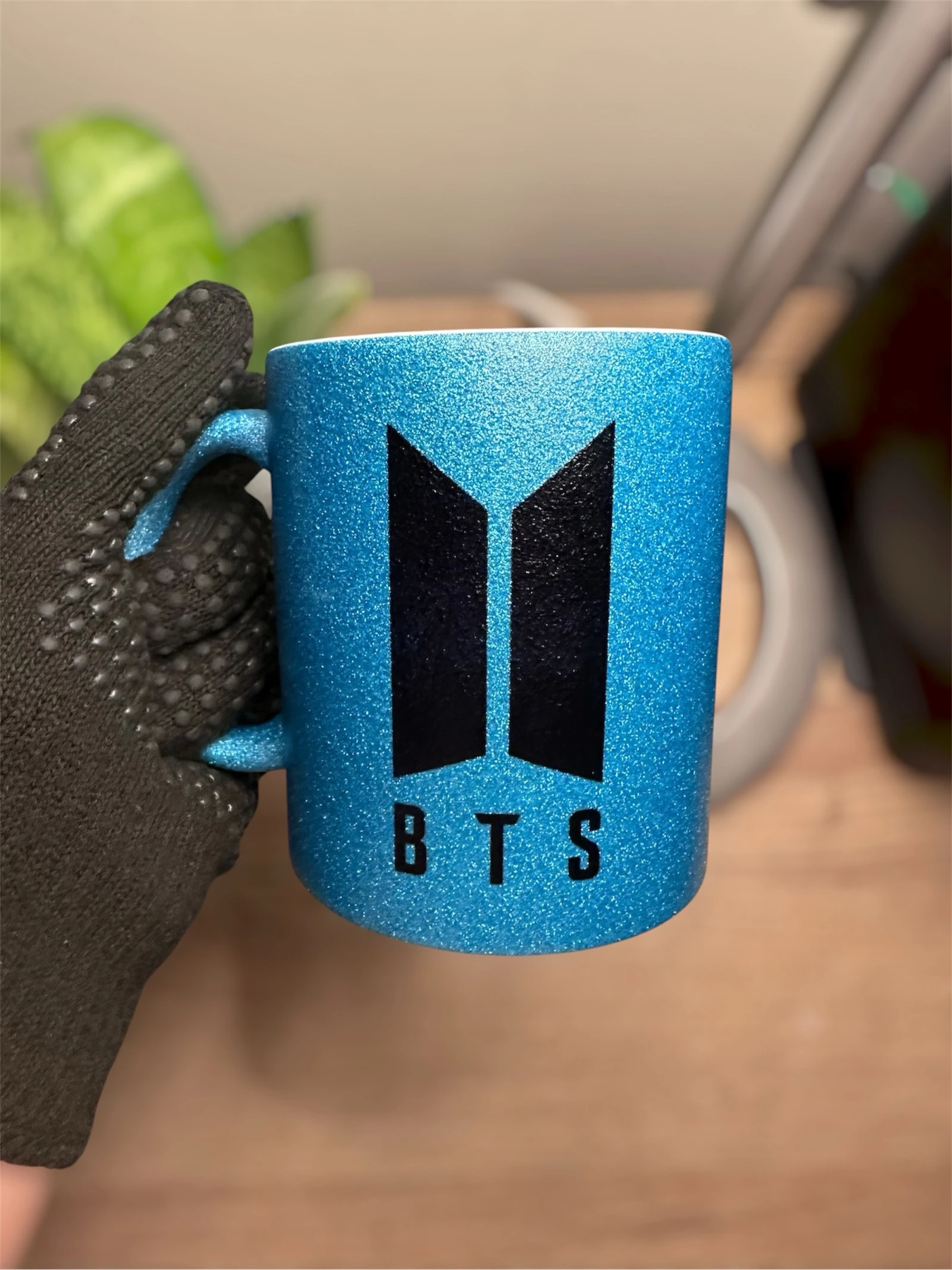 Tasse BTS pailletée bleue